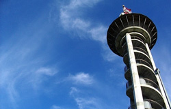 Taras widokowy umieszczony jest na wysokości 28 m nad poziomem terenu