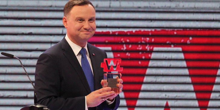 Prezydent RP ze statuetką "Człowiek Wolności 2015"
