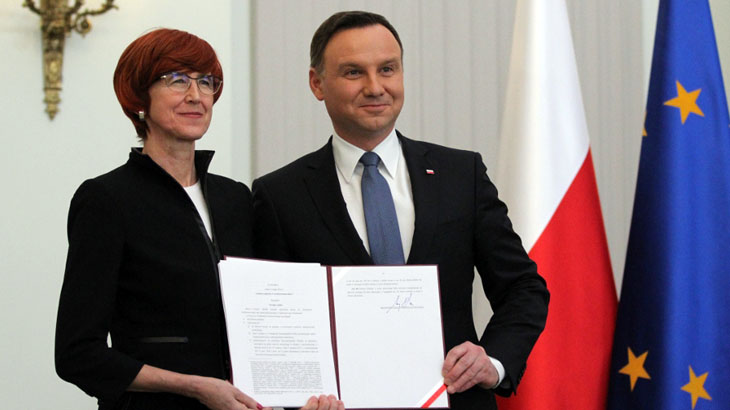 Elżbieta Rafalska i prezydent RP Andrzej Duda prezentują ustawę z dnia 11 lutego 2016 r. o pomocy państwa w wychowywaniu dzieci, podpisaną przez Prezydenta