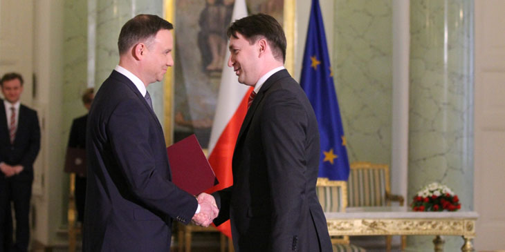 Prezydent Andrzej Duda wręcza nominację dla Łukasza Hardta