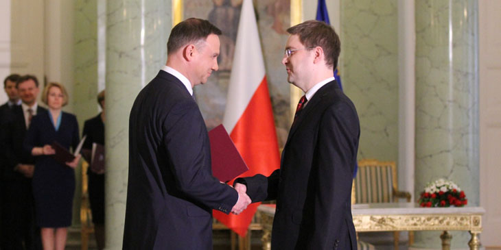 Prezydent Andrzej Duda wręcza nominację dla Kamila Zubelewicza