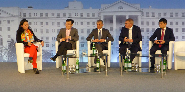 Paneliści dyskutujący o inwestorach z Chin i Dalekiego Wschodu