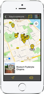 Warszawa Chopina ze smartfonem w dłoni