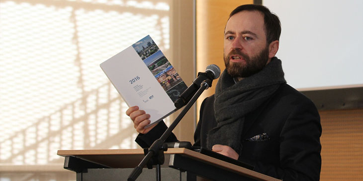Michał Olszewski, Wiceprezydent m.st. Warszawy, prezentuje „Katalog warszawskich obiektów konferencyjnych i eventowych”, wydany przez Warsaw Convention Bureau
