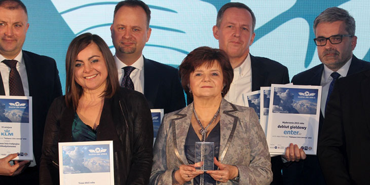 Anna Włodarczyk z nagrodami przyznanymi linii lotniczej Lufthansa: "Najlepsza tradycyjna linia krótkodystansowa" i "Trasa roku 2015", Barbara Grabowska z nagrodą przyznaną linii lotniczej Singapore Airlines: "Najlepsza linia nielatająca z Polski"