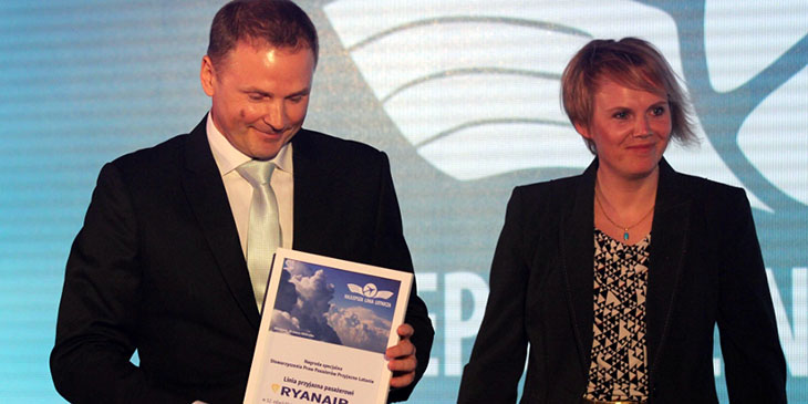 Maciej Kacprzak z nagrodą „Linia Przyjazna Pasażerowi”, przyznaną linii lotniczej Ryanair i Katarzyna Martynowicz, prezes Stowarzyszenia Praw Pasażerów „Przyjazne Latanie”
