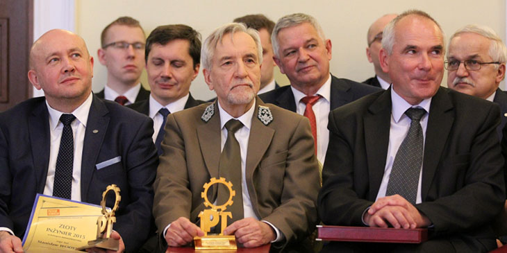 Dr inż. Konrad Tomaszewski, dyrektor generalny Lasów Państwowych, ze statuetką "Diamentowy Inżynier 2015"