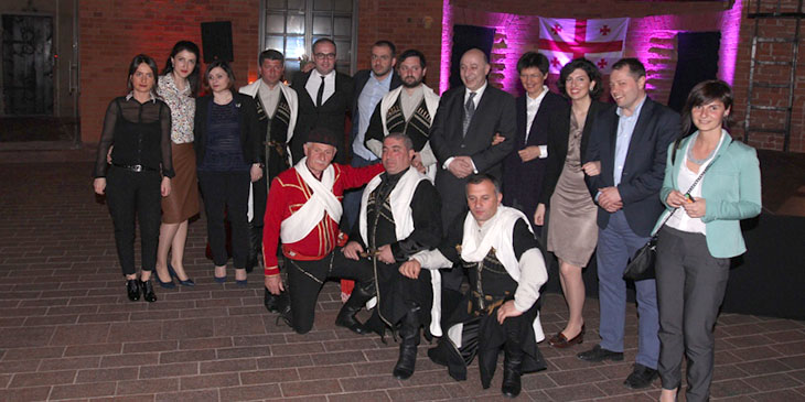 W centrum stoją: Nikoloz Nikolozishvili - ambasador Gruzji w Polsce, Andrea Adamovičová - małżonka Ambasadora, Natalia Topchishvili - radca Ambasady Gruzji w Polsce