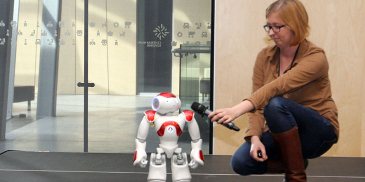 Robot Nao i Dagmara Kiraga z Pracowni Robotycznej