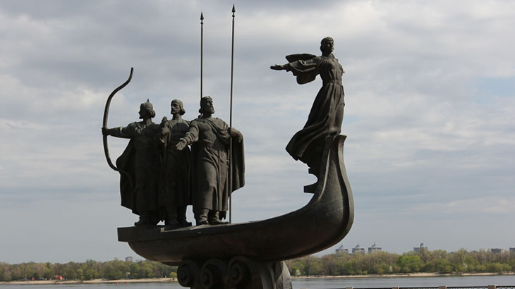 Pomnik legendarnych założycieli Kijowa na nabrzeżu Dniepru