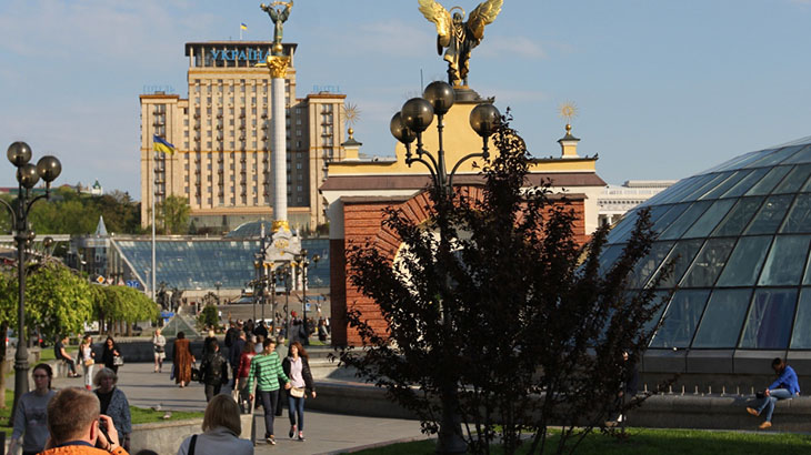 Majdan Niezależności w Kijowie. W tle hotel „Ukraina”