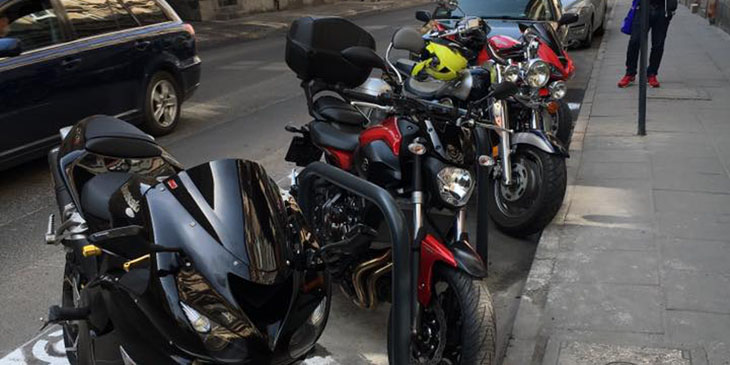 Bezpieczne miejsca postojowe dla motocykli