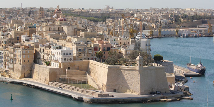 Bastion Senglea z charakterystyczną wieżyczką obserwacyjną, gardjolą. Widok z Upper Barrakka Gardens.
