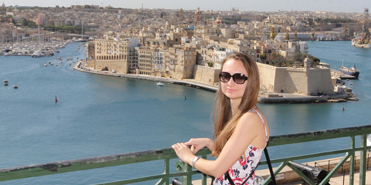 Bastion Senglea, widok z Upper Barrakka Gardens. Na pierwszym planie Edyta Kulesza, przedstawicielka Malta Tourism Authority.