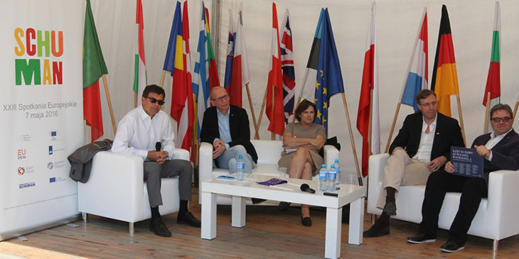 Od lewej: Marcin Zaborowski - prezes Polskiej Fundacji im. Roberta Schumana, Rafał Kostrzyński - rzecznik Wysokiego Komisarza Narodów Zjednoczonych ds. Uchodźców, Marzenna Guz-Vetter - zastępca dyrektora Przedstawicielstwa Komisji Europejskiej, Adriaan Palm - chargé d'affaires ambasady Królestwa Niderlandów, Jacek Safuta - dyrektor Biura Informacyjnego Parlamentu Europejskiego
