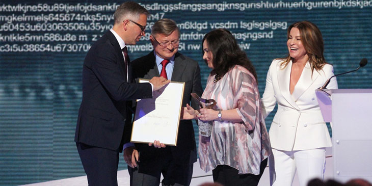 Od lewej: Jacek Szwajcowski - prezes stowarzyszenia Polska Rada Biznesu, Wojciech Kostrzewa - prezes International Trading and Investments Holdings SA Luxembourg, dr Anita Kucharska-Dziedzic, Aldona Wejchert - wdowa po Janie Wejchercie