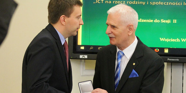 Łukasz Schreiber, poseł na Sejm RP odbiera z rąk Piotra Szymczaka medal Stowarzyszenia Elektryków Polskich