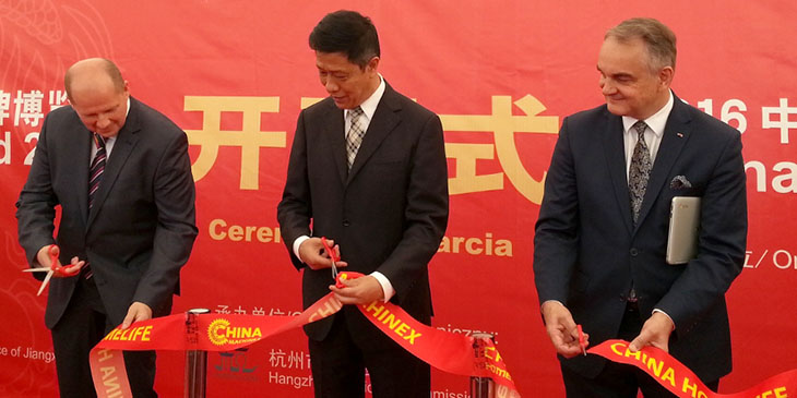 Pan Xu Jian, ambasador Chińskiej Republiki Ludowej w Polsce i Waldemar Pawlak, prezes Fundacji Polski Kongres Gospodarczy