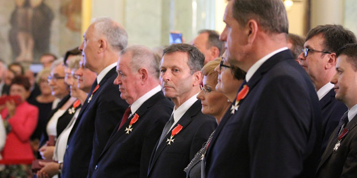 W centrum: Stanisław Lipiński, skarbnik Miasta Szczecina, odznaczony Krzyżem Kawalerskim Orderu Odrodzenia Polski.