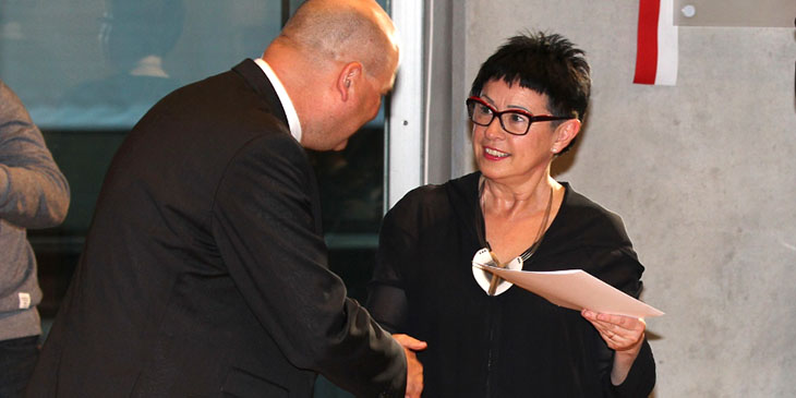 Witold Słowik przekazuje na ręce Ewy Pagi list wicepremiera Mateusza Morawieckiego