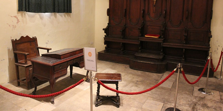 Inkwizytor zasiadał na tronie w centrum składu sędziowskiego. Miejsce z lewej strony, za biurkiem, było przeznaczone dla sekretarza. Oskarżonego sadzano na stołku bez oparcia, tak, aby utrzymanie równowagi wymagało pochylenia głowy przed Trybunałem.