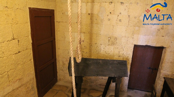 Podejrzanemu wykręcano ręce, krępowano za plecami i przywiązywano linę. Drugi koniec przerzucano przez belkę, zamocowaną pod sufitem. Linę naciągano, żeby przesłuchiwany zawisł w powietrzu, za związane z tyłu ręce.