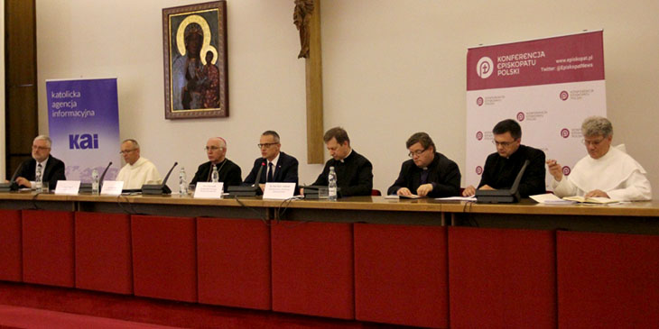 Od lewej: Marcin Przeciszewski - prezes Katolickiej Agencji Informacyjnej, ojciec Marian Waligóra - przeor klasztoru na Jasnej Górze, arcybiskup Wacław Depo - metropolita częstochowski, Marek Magierowski - dyrektor Biura Prasowego w Kancelarii Prezydenta RP, ksiądz Paweł Rytel-Andrianik - rzecznik prasowy Konferencji Episkopatu Polski.