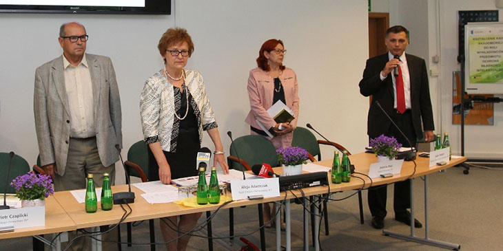 Od lewej: Andrzej Pyrża - zastępca prezesa Urzędu Patentowego RP, Alicja Adamczak - prezes Urzędu Patentowego RP, Jolanta Wąż - naczelnik Wydziału Zgłoszeń Międzynarodowych Urzędu Patentowego RP, Adam Taukert - rzecznik prasowy Urzędu Patentowego RP.