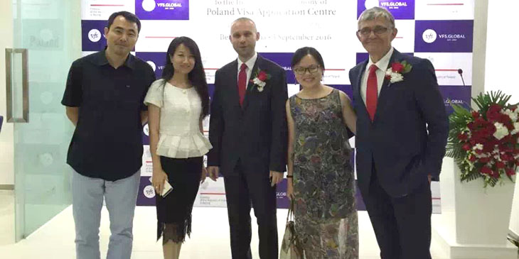 Od lewej: Xue Bai - Wiceprezes Beijing Wuzhouxing International Travel Service, Daiqi Xing - ZOPOT w Pekinie, Radosław Wawrzyniak - Radca, Kierownik Wydziału Konsularnego Ambasady RP w Pekinie, Konsul RP, Hongwei Qiu - Visa Manager, Beijing Wuzhouxing International Travel Service, Jan Wawrzyniak - ZOPOT w Pekinie.