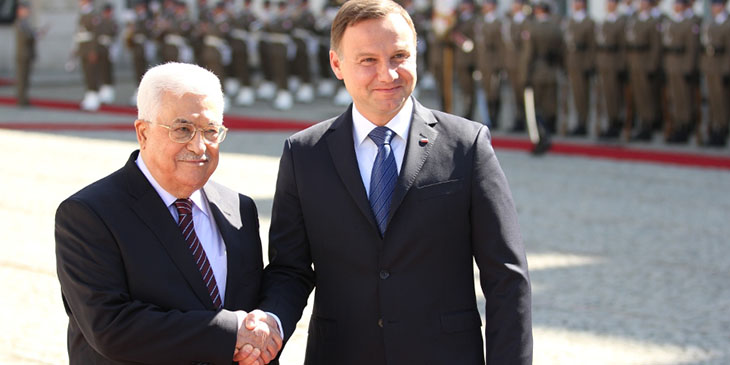 Mahmud Abbas i Andrzej Duda na dziedzińcu Pałacu Prezydenckiego w Warszawie.