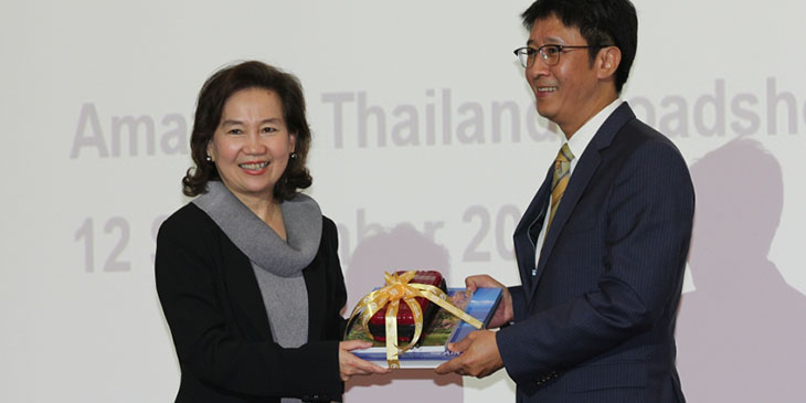 Pani Juthaporn Rerngronasa, zastępca dyrektora Tourism Authority of Thailand i pan Manasvi Srisodapol, ambasador Królestwa Tajlandii w Polsce, na spotkaniu z przedstawicielami biur podróży w hotelu Sofitel Warsaw Victoria.