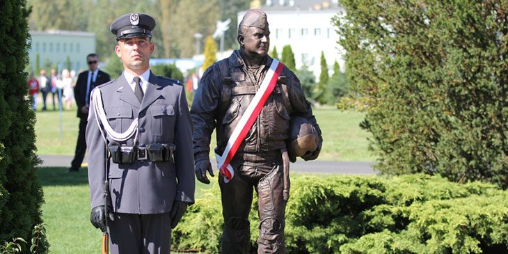 Pomnik gen. Andrzeja Błasika odsłonięty 27 sierpnia 2016 r. w 31. Bazie Lotnictwa Taktycznego Poznań-Krzesiny. Pomnik, którego autorem jest dr hab. Tomasz Sobisz, ma 2 metry wysokości i został odlany z brązu.