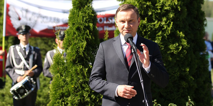 Prezydent Andrzej Duda przemawia podczas uroczystości odsłonięcia pomnika gen. Andrzeja Błasika w 31. Bazie Lotnictwa Taktycznego Poznań-Krzesiny.