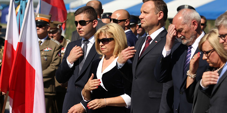 Od lewej: Michał Błasik - syn gen. Andrzeja Błasika, Ewa Błasik - wdowa po generale, prezydent Andrzej Duda, Antoni Macierewicz - minister obrony narodowej, Beata Kempa - szefowa Kancelarii Prezesa Rady Ministrów.