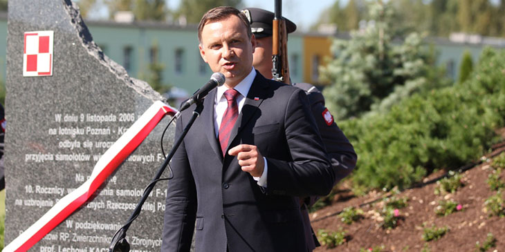 Prezydent Andrzej Duda w 31. Bazie Lotnictwa Taktycznego Poznań-Krzesiny dokonuje odsłonięcia tablicy upamiętniającej 10 lat służby samolotów F-16 w polskich Siłach Powietrznych.