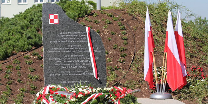 Tablica upamiętniająca 10 lat służby samolotów F-16 w polskich Siłach Powietrznych.