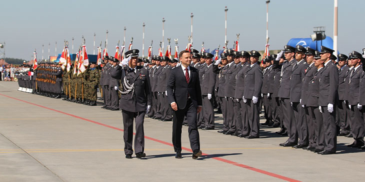 Prezydent Andrzej Duda przed frontem oddziałów w 31. Bazie Lotnictwa Taktycznego Poznań-Krzesiny. W asyście: generał dywizji Jan Śliwka, zastępca Dowódcy Generalnego Rodzajów Sił Zbrojnych.
