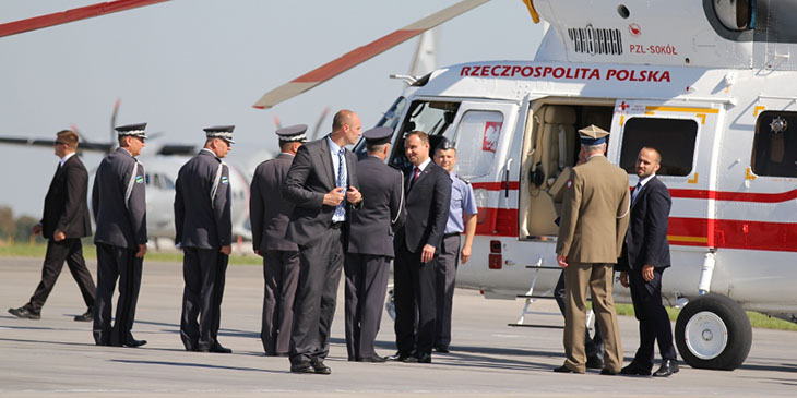Prezydent Andrzej Duda opuszcza Bazę Lotniczą w Krzesinach na pokładzie śmigłowca.