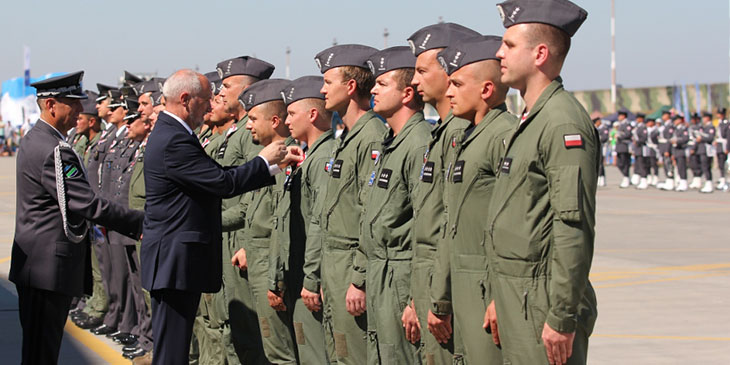 Antoni Macierewicz, minister obrony narodowej, dekoruje medalami wyróżniających się oficerów.