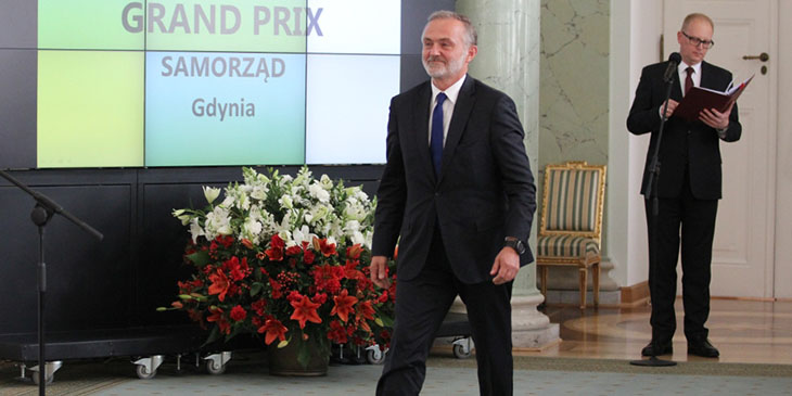 Wojciech Szczurek, prezydent miasta Gdyni, odbiera nagrody w dwóch kategoriach: "Samorząd" - dla jednostki samorządowej, która najlepiej zabezpiecza osobom niepełnosprawnym dostęp do przestrzeni publicznej, "Grand Prix" - nagrodę główną konkursu.