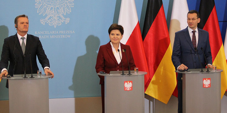Od lewej: Markus Schaefer - członek zarządu oddziału „Mercedes-Benz Cars” w firmie Daimler AG, Beata Szydło - prezes Rady Ministrów, Mateusz Morawiecki - wicepremier, minister rozwoju i finansów.