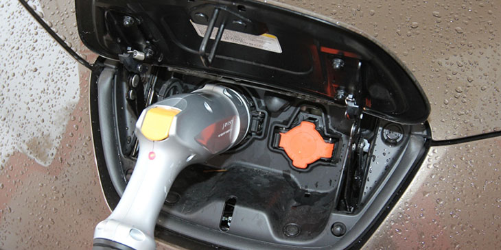     Gniazda ładowania samochodu elektrycznego Nissan LEAF. Z lewej gniazdo w standardzie CHAdeMO, które umożliwia szybkie ładowanie prądem do 125 A przy poborze mocy od 20 do 44 kW. Z prawej gniazdo do ładowania prądem 16 A z domowej instalacji elektrycznej 230 V.