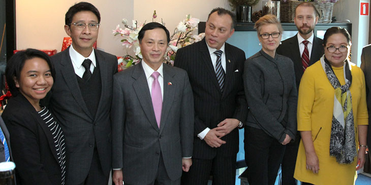 Od lewej: pani Jorrie Andrean - kierująca Sekcją Wymiany Kulturalnej w ambasadzie Republiki Indonezji, pan Manasvi Srisodapol - ambasador Królestwa Tajlandii, pan Pham Kien Thiet - ambasador Socjalistycznej Republiki Wietnamu, pan Ahmad Fadil Shamsuddin - ambasador Malezji, pani Beata Stoczyńska - zastępca dyrektora Departamentu Azji i Pacyfiku w MSZ, dr Michał Kołodziejski - dyrektor Departamentu Azji i Pacyfiku w MSZ, pani Particia Ann Villar Paez - ambasador Republiki Filipin.