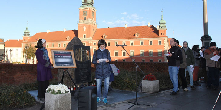 Natalia Panchenko, prezes Fundacji „Euromaidan-Warszawa”, przy Kamieniu Katyńskim w Warszawie odczytuje nazwiska zamordowanych, ofiar stalinowskiego terroru.