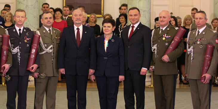 Od lewej: gen. bryg. Piotr Krawczyk - komendant Wyższej Szkoły Oficerskiej Sił Powietrznych w Dęblinie, gen. bryg Wiesław Kukuła - dowódca Wojsk Obrony Terytorialnej, Antoni Macierewicz - minister obrony narodowej, Beata Szydło - prezes Rady Ministrów, Andrzej Duda - prezydent RP, gen. bryg. Sławomir Owczarek - szef Zarządu Wojsk Rakietowych i Artylerii, gen. bryg. Ryszard Parafianowicz - komendant Akademii Sztuki Wojennej.