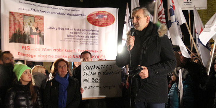 29 listopada 2016 r. Sławomir Broniarz, prezes Związku Nauczycielstwa Polskiego, przemawia podczas akcji protestacyjnej przed gmachem Sejmu. Z lewej: wicemarszałek Sejmu RP, Małgorzata Kidawa-Błońska.