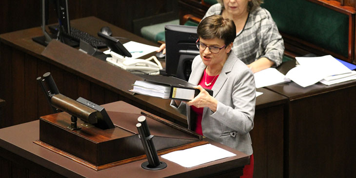 Krystyna Szumilas, minister edukacji narodowej w latach 2011 - 2013, składa wniosek o odrzucenie przez Sejm w pierwszym czytaniu projektu ustawy „Prawo oświatowe”.