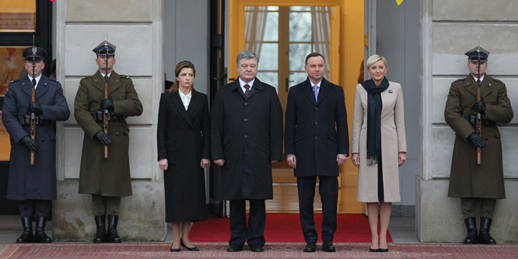 Powitanie ukraińskiej pary prezydenckiej na dziedzińcu Pałacu Prezydenckiego w Warszawie, 2 grudnia 2016 r. Od lewej: Marina Poroszenko, Petro Poroszenko - prezydent Ukrainy, Andrzej Duda - prezydent RP, Agata Kornhauser-Duda.