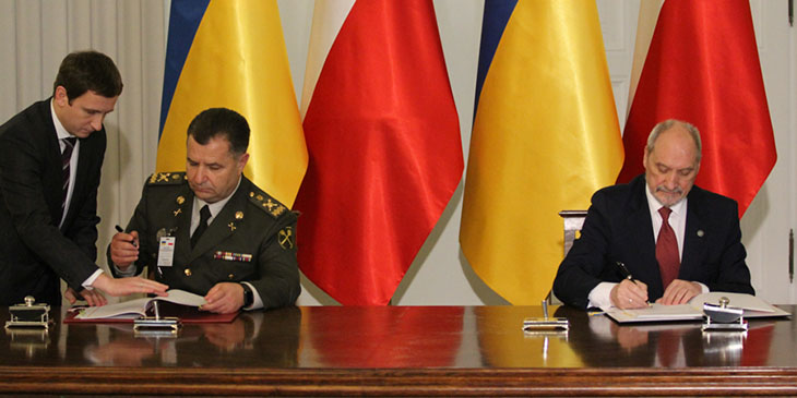 Podpisanie umowy o współpracy w dziedzinie obronności. W imieniu Gabinetu Ministrów Ukrainy dokument podpisuje Stepan Połtorak, minister obrony Ukrainy. W imieniu Rządu Rzeczypospolitej Polskiej podpis składa Antoni Macierewicz, minister obrony narodowej.