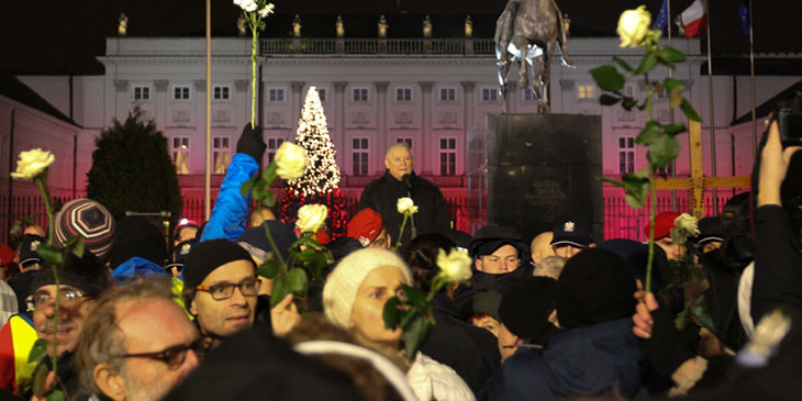 Warszawa, 10 grudnia 2016 roku, godzina 20:53. Jarosław Kaczyński przemawia przed Pałacem Prezydenckim.